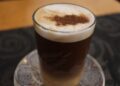 caffè marocchino freddo in bicchiere