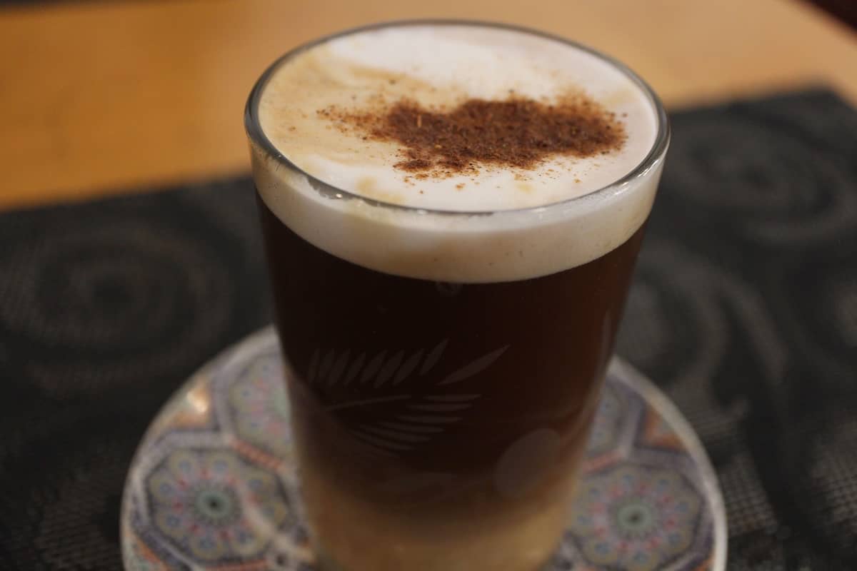 caffè marocchino freddo in bicchiere