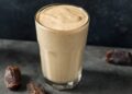frullato di datteri e latte in bicchiere