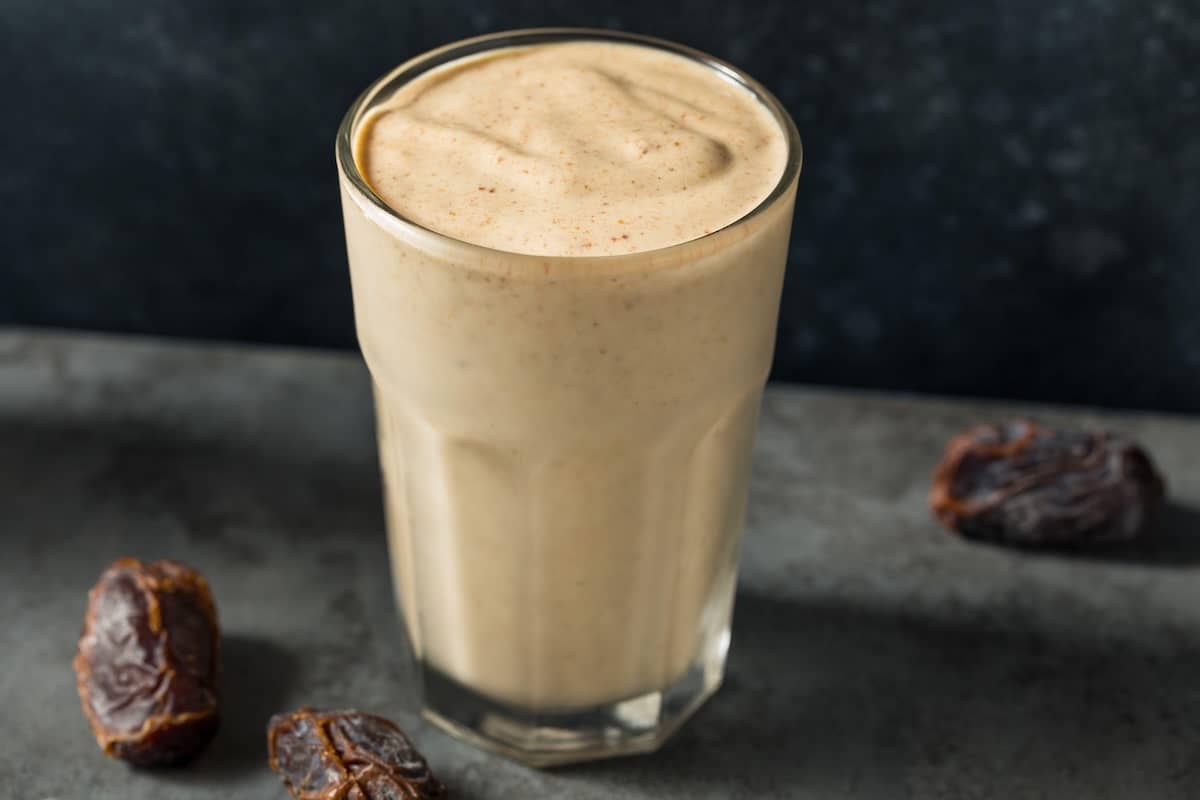 frullato di datteri e latte in bicchiere