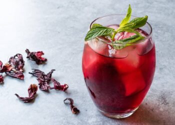 karkade te all'ibisco egiziano in bicchiere con ghiaccio e menta