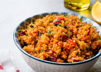 kisir turco insalata di bulgur fredda in ciotola