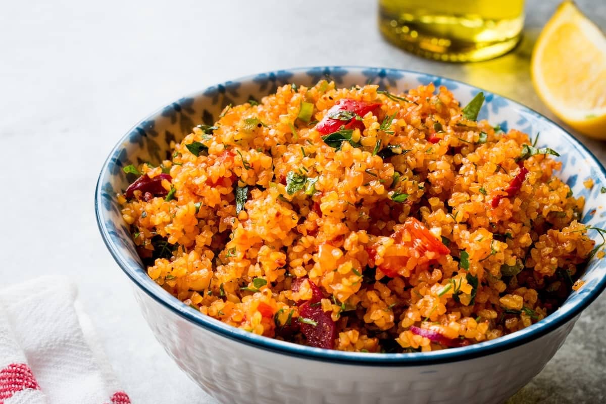 kisir turco insalata di bulgur fredda in ciotola