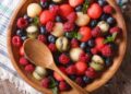 macedonia di frutta estiva con kiwi melone anguria e frutti di bosco