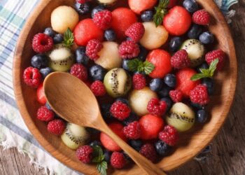 macedonia di frutta estiva con kiwi melone anguria e frutti di bosco