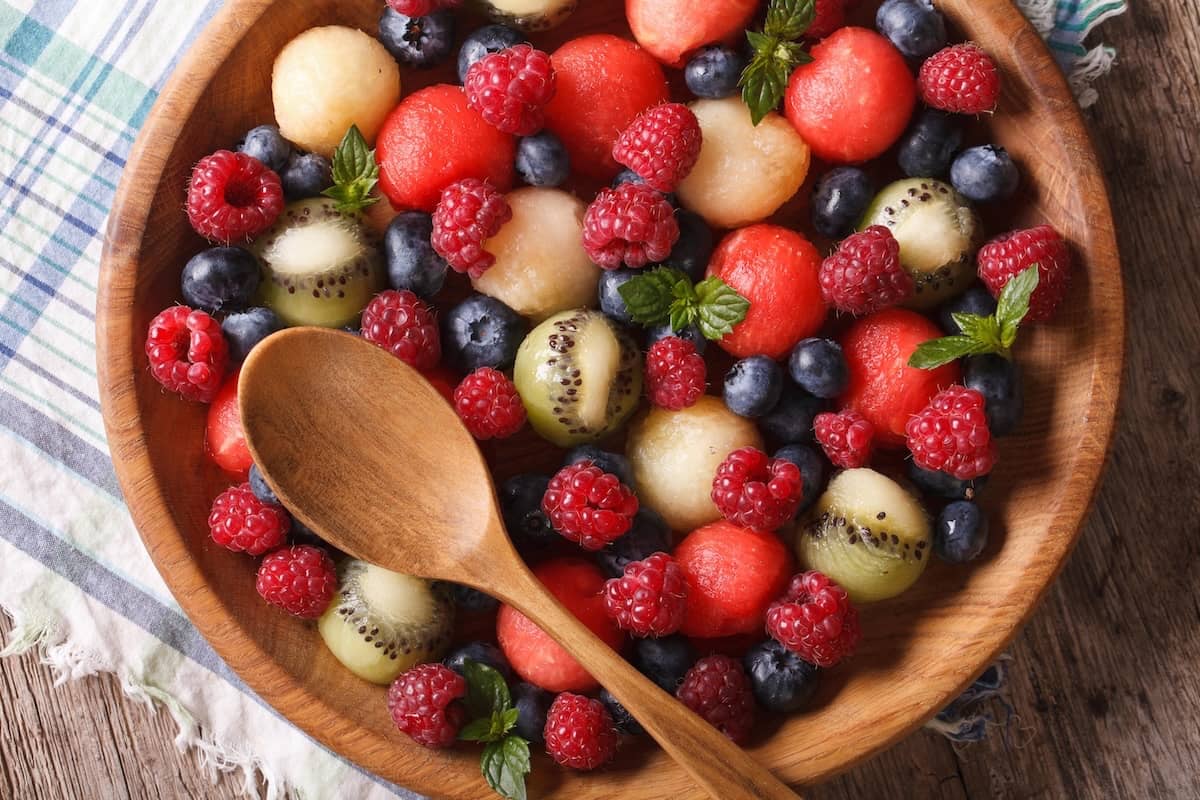macedonia di frutta estiva con kiwi melone anguria e frutti di bosco