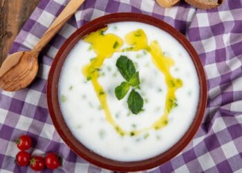 Ciotola di salsa turca cacik fatta in casa con yogurt cetrioli e olio