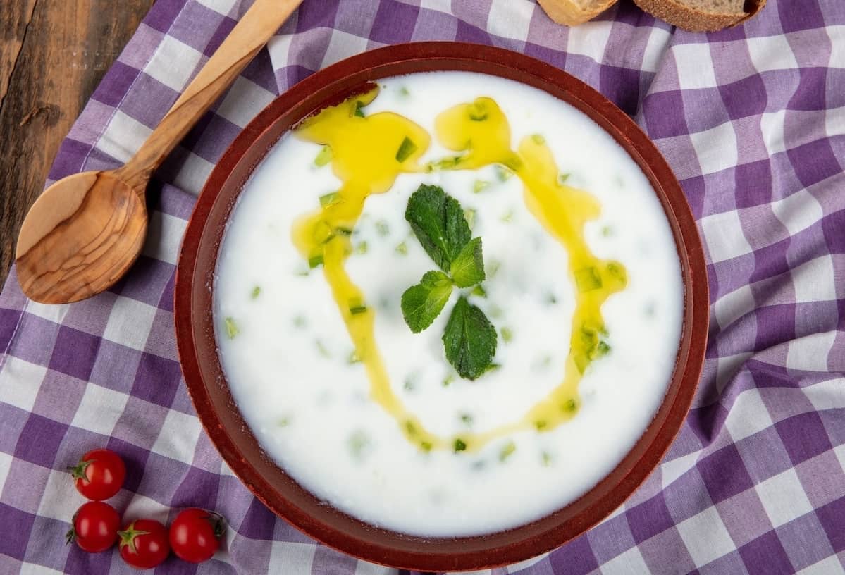 Ciotola di salsa turca cacik fatta in casa con yogurt cetrioli e olio