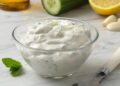 salsa tzatziki greca servita in una ciotola di vetro