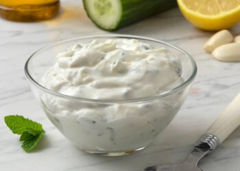 salsa tzatziki greca servita in una ciotola di vetro