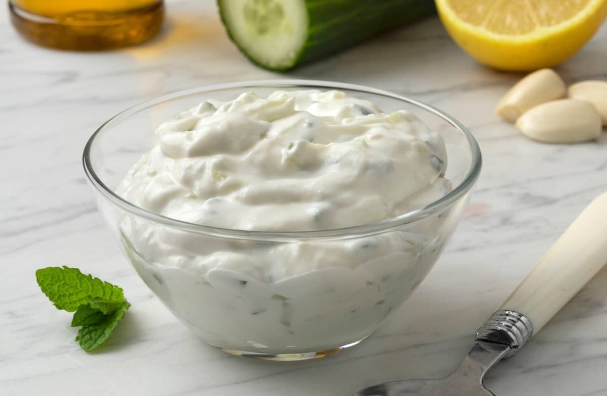 salsa tzatziki greca servita in una ciotola di vetro