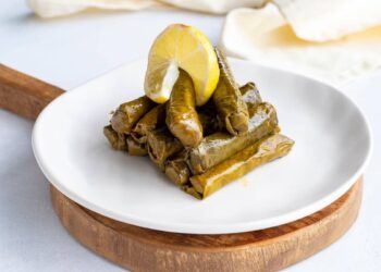 sarma dolma turchi serviti con olio e limone