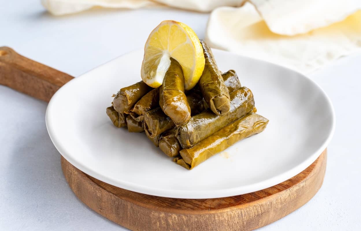 sarma dolma turchi serviti con olio e limone