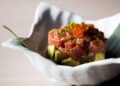 tartare di tonno e avocado servita in ciotola