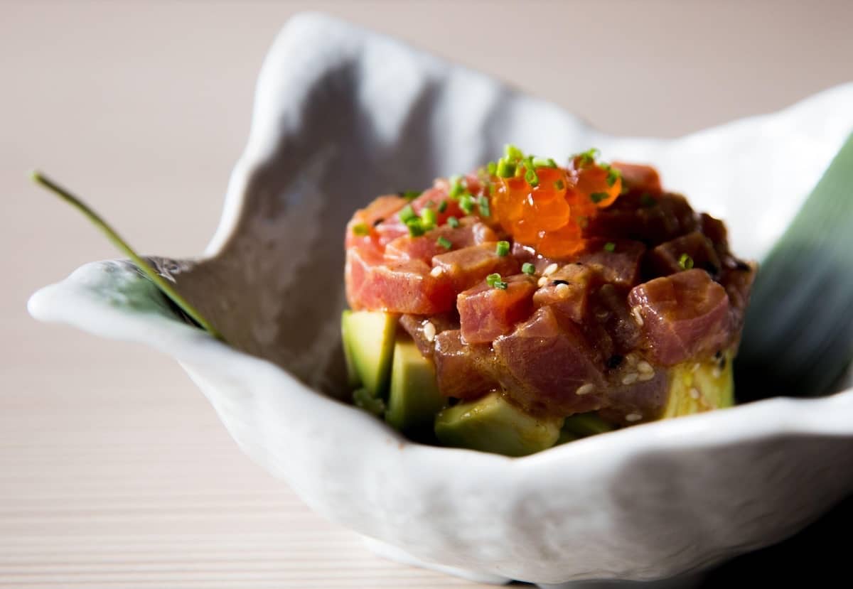 tartare di tobnno crudo e avocado servita in ciotola