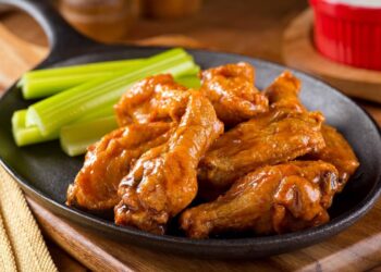 ali di pollo fritte americane con salsa e sedano
