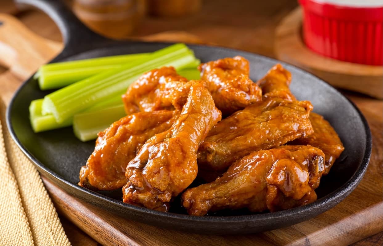 ali di pollo fritte americane con salsa e sedano