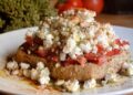 dakos cretese pane d'orzo condito con pomodoro e feta