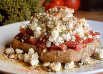 dakos cretese pane d'orzo condito con pomodoro e feta