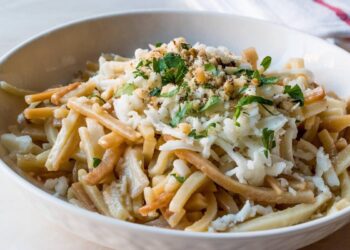 eriste turchi pasta all'uovo condita con formaggio prezzemolo e noci