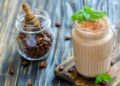 frulla al caffè banana e kefir in bicchiere grande