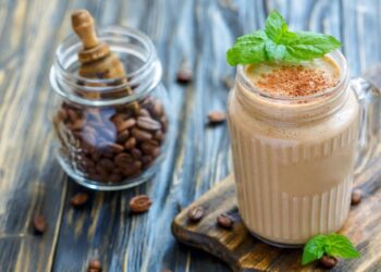 frulla al caffè banana e kefir in bicchiere grande