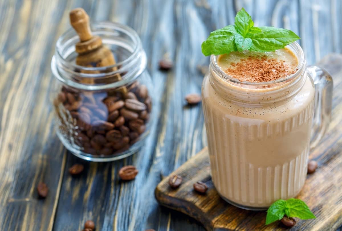 frulla al caffè banana e kefir in bicchiere grande
