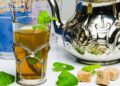 Te marocchino alla menta servito in bicchiere