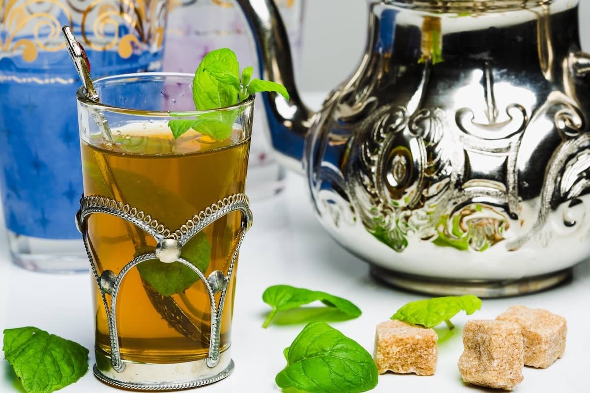 Teè marocchino alla menta servito in bicchiere
