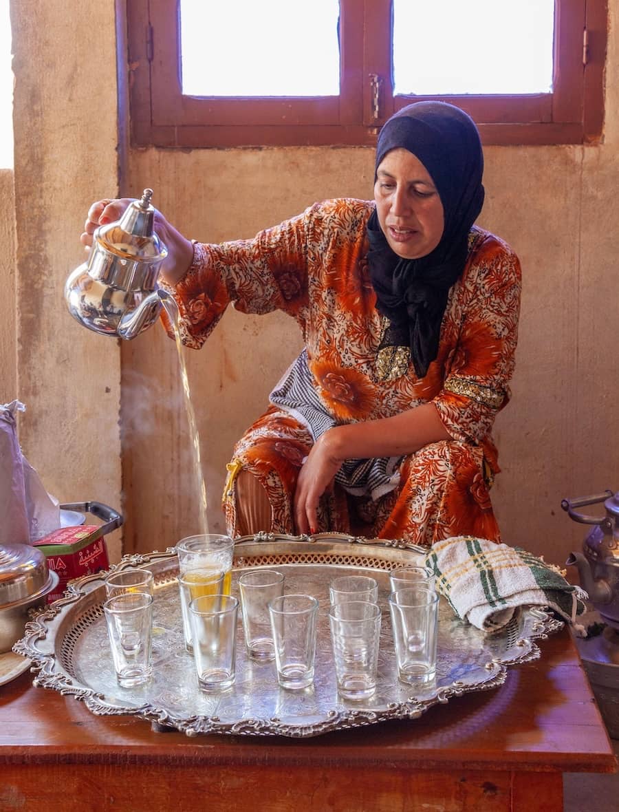 teè marocchino versato dall'alto