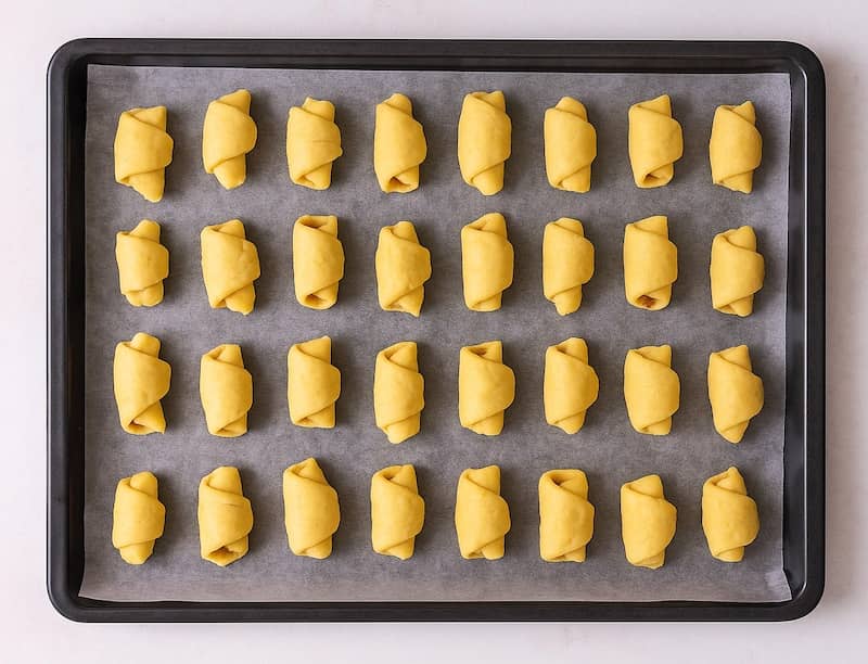 teglia con biscotti da infornare