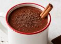 cioccolata calda fatta in casa servita in tazza con cannella