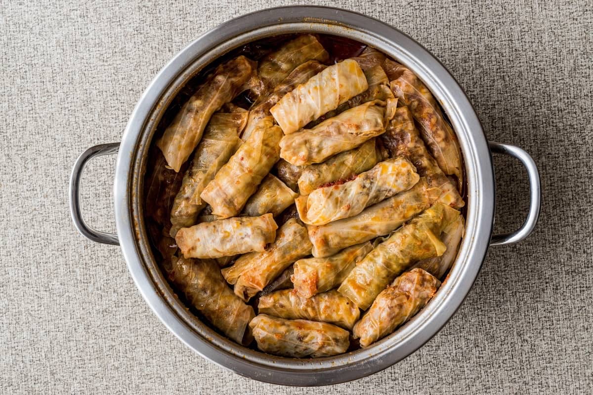 Involtini di cavolo alla turca in pentola durante la cottura – Lahana Sarması