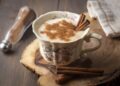 salep turco con cannella in tazza