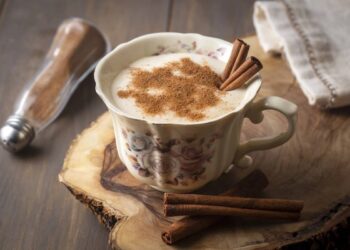 salep turco con cannella in tazza