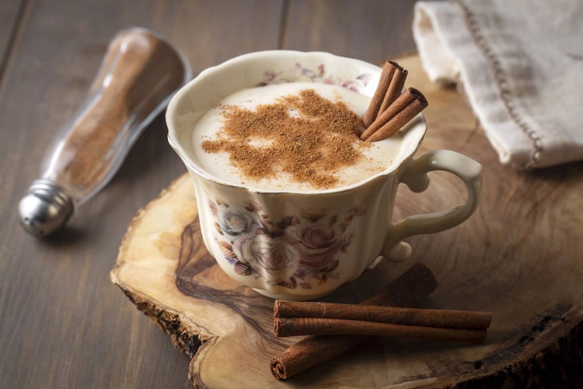 salep turco con cannella in tazza