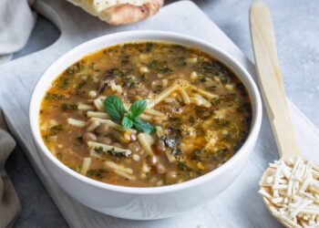 zuppa di noodles e lentichie verdi turca bacakli corba