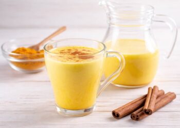 golden milk latte d'oro servito in bicchiere