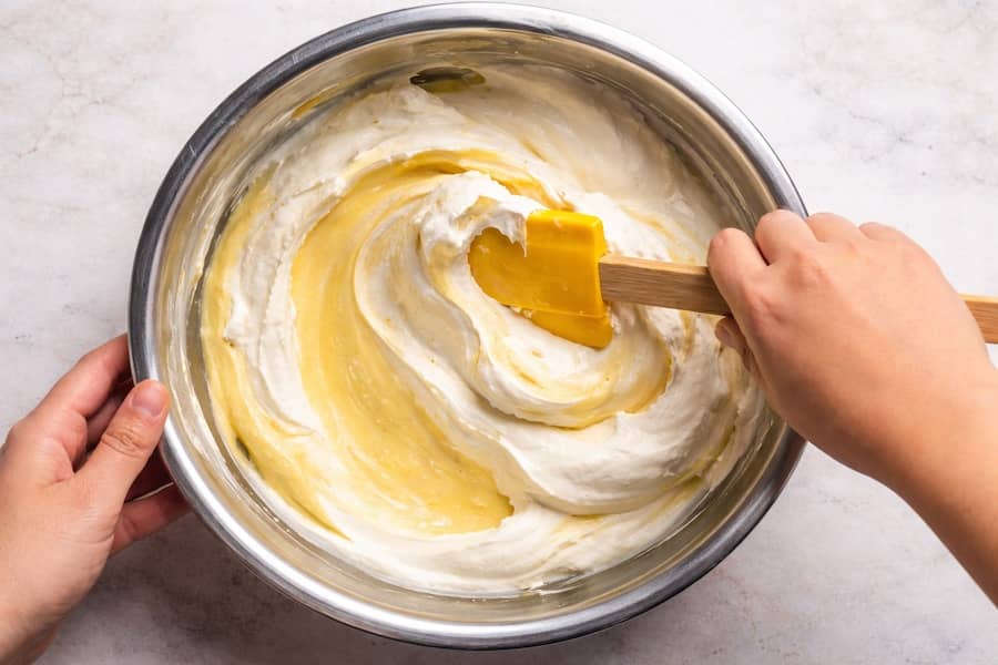 preparazione della crema chantilly italiana con panna