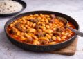 kuru-fasulye stufato turco con carne e fagioli bianchi