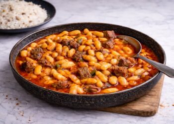 kuru-fasulye stufato turco con carne e fagioli bianchi