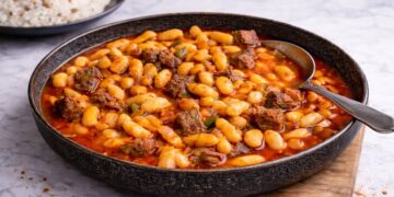 kuru-fasulye stufato turco con carne e fagioli bianchi