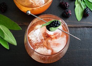 cocktail frizzante con te more e spumante