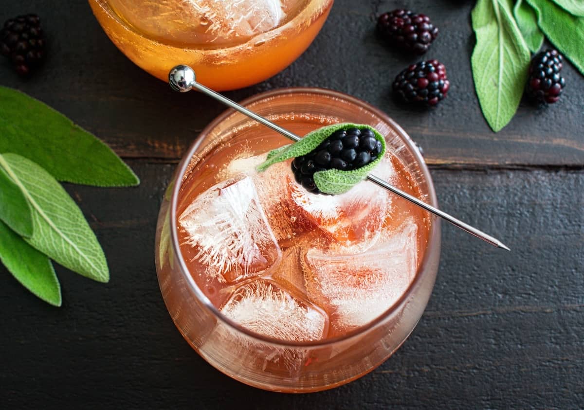 cocktail frizzante con te more e spumante