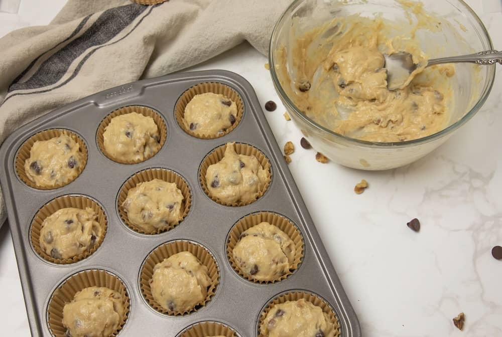 impasto e pirottini ripieni miffin con gocce di cioccolato