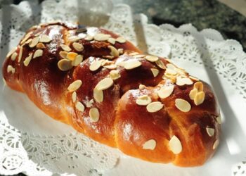 Tsoureki greco pane di Pasqua