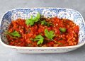 acili ezme salsa turca piccante in ciotola