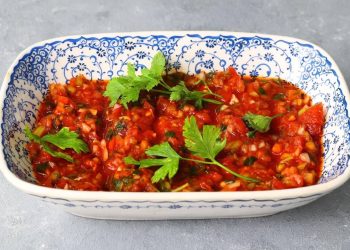 acili ezme salsa turca piccante in ciotola