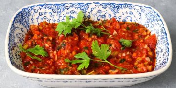 acili ezme salsa turca piccante in ciotola