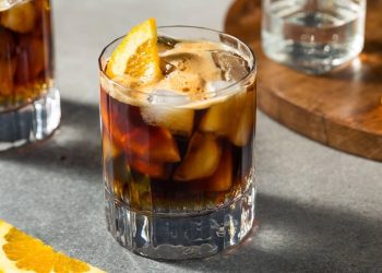espresso tonic in bicchiere con fetta di arancia